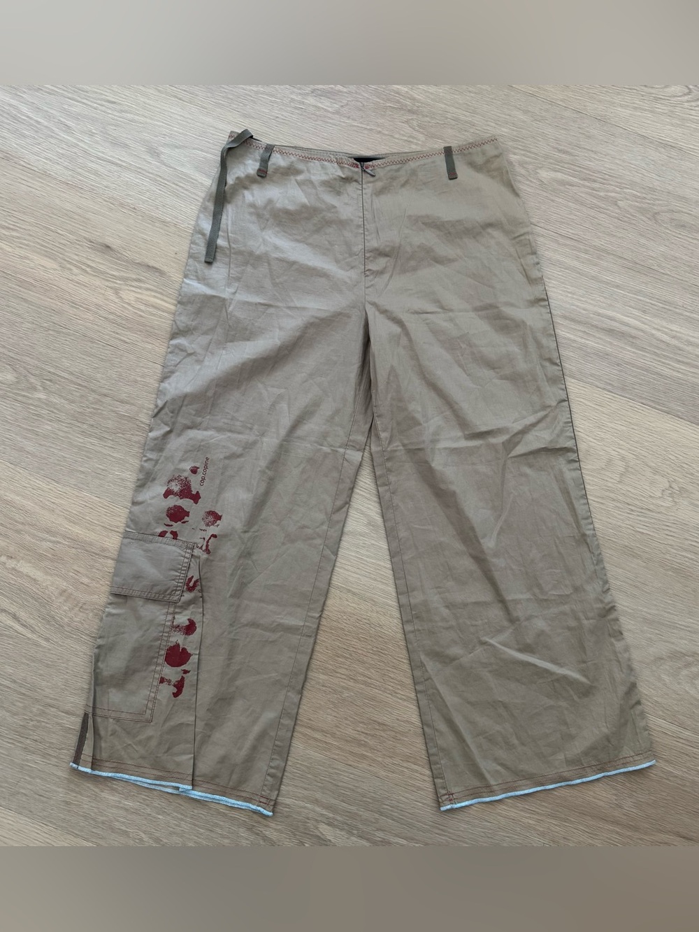 Cop.Copine Khaki Wide-Leg Cargo Pants with Red Print